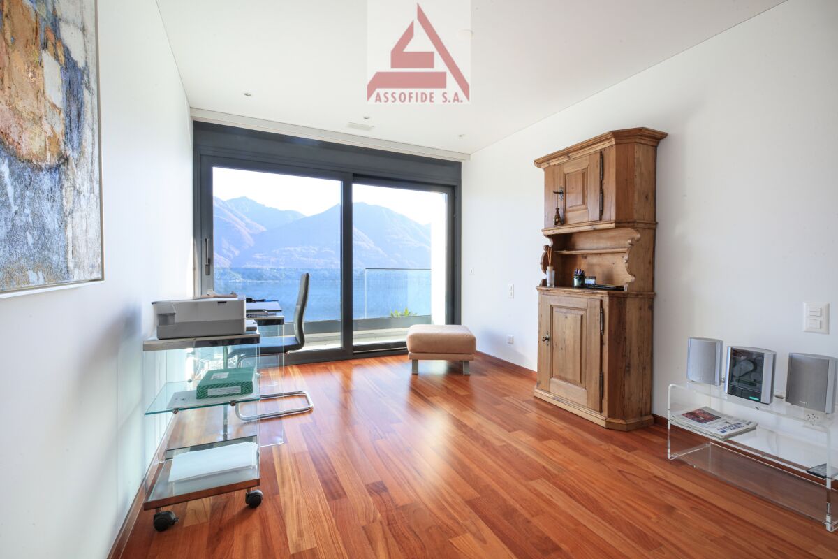 Lichtes Arbeits- oder Gästezimmer mit Seeblick