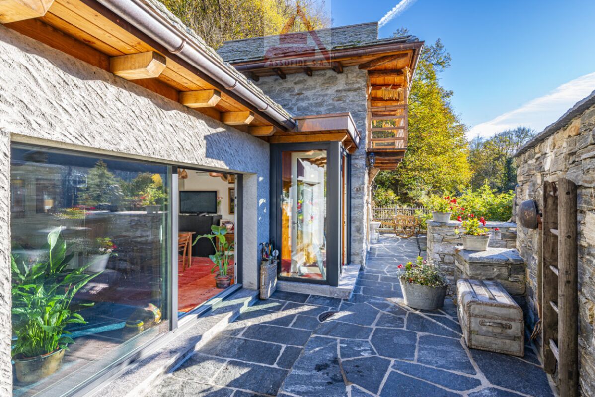 Steinverkleidete Terrasse eines ländlichen Hauses