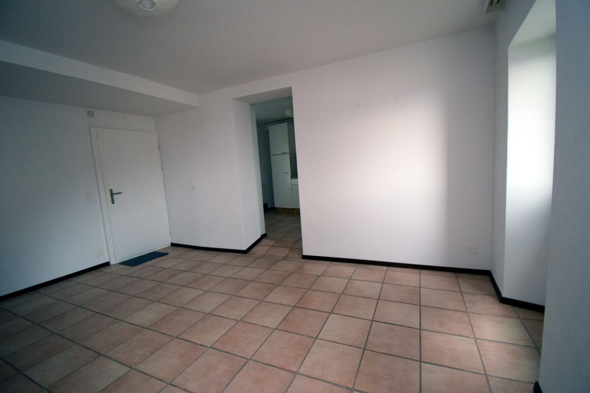 Leerer Raum mit Fliesenboden