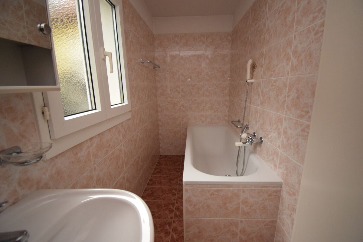 Kleines Badezimmer mit Badewanne