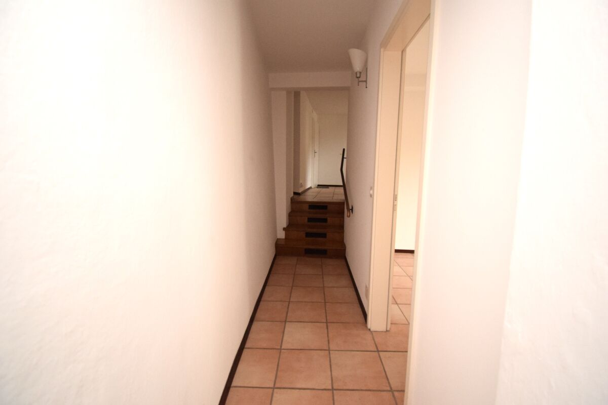 Schmaler Flur mit Treppe