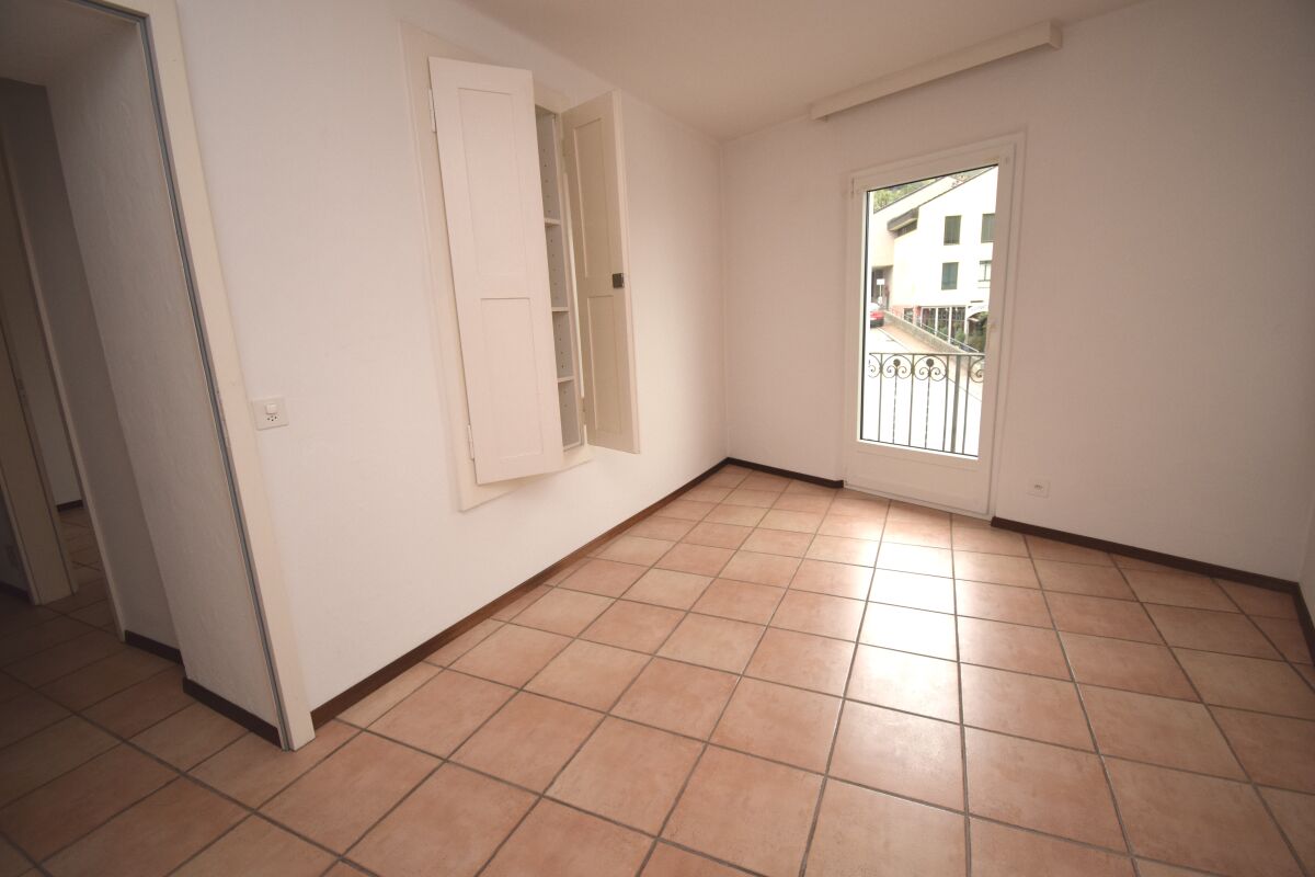 Heller leerer Raum mit Fliesenboden und Fenster