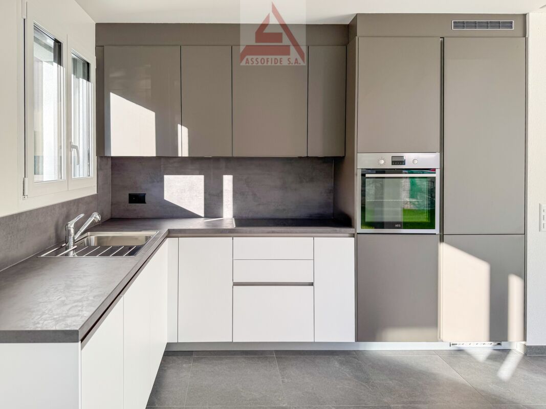 Moderne Einbauküche mit viel Stauraum