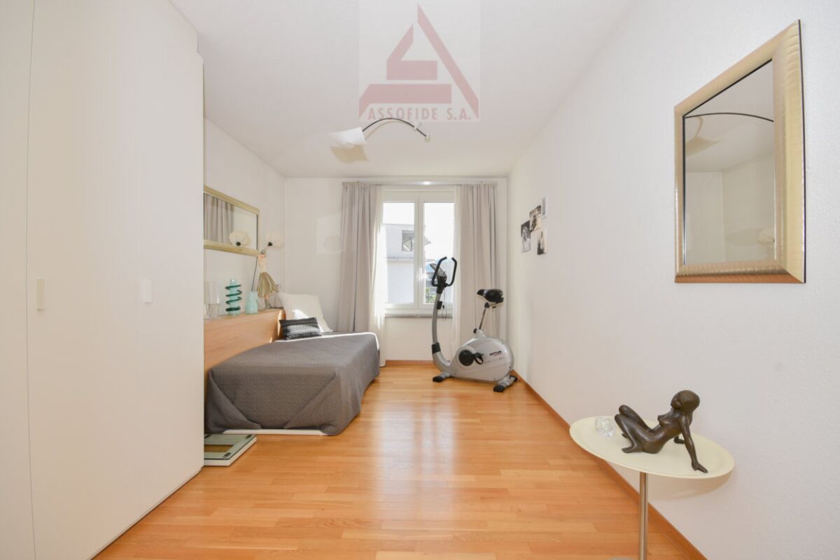 Schlankes Schlafzimmer mit Fitnessbereich