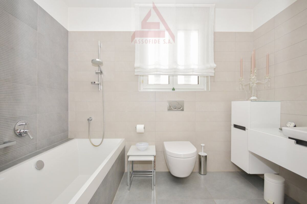 Modernes Badezimmer mit Badewanne und WC
