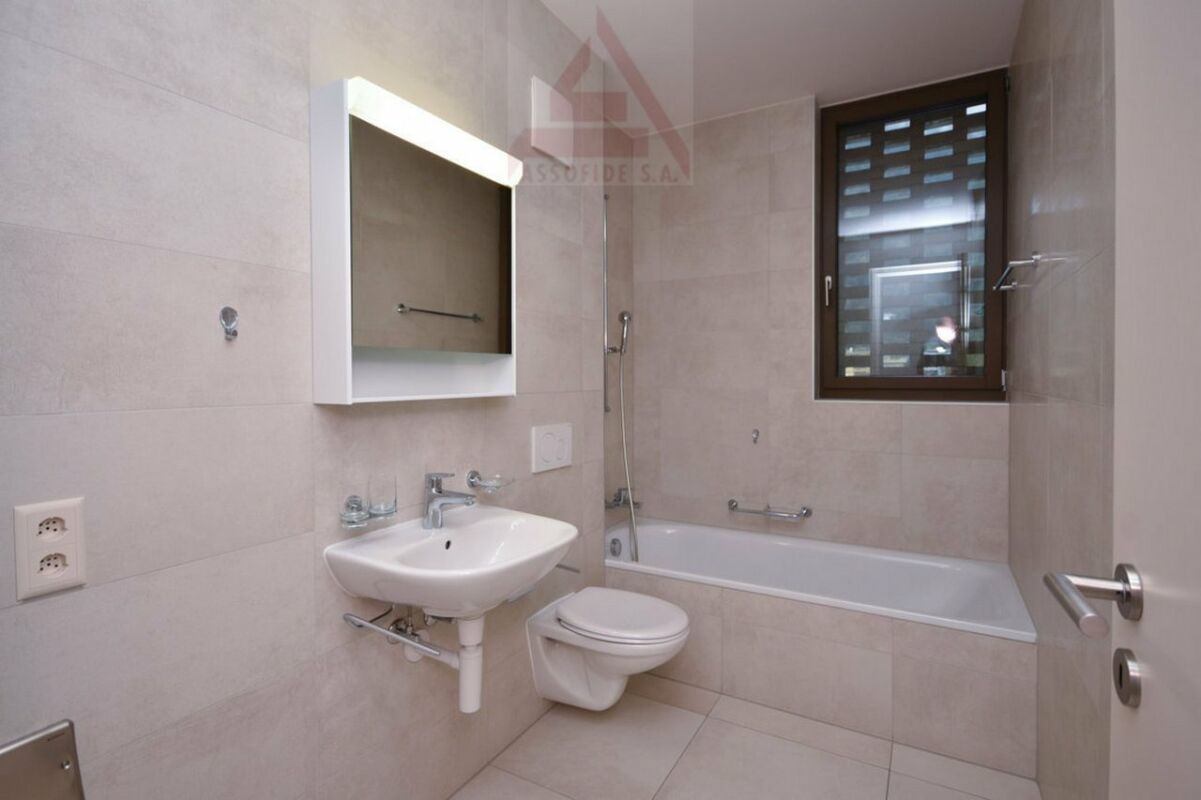 Modernes Badezimmer mit Badewanne und Waschbecken