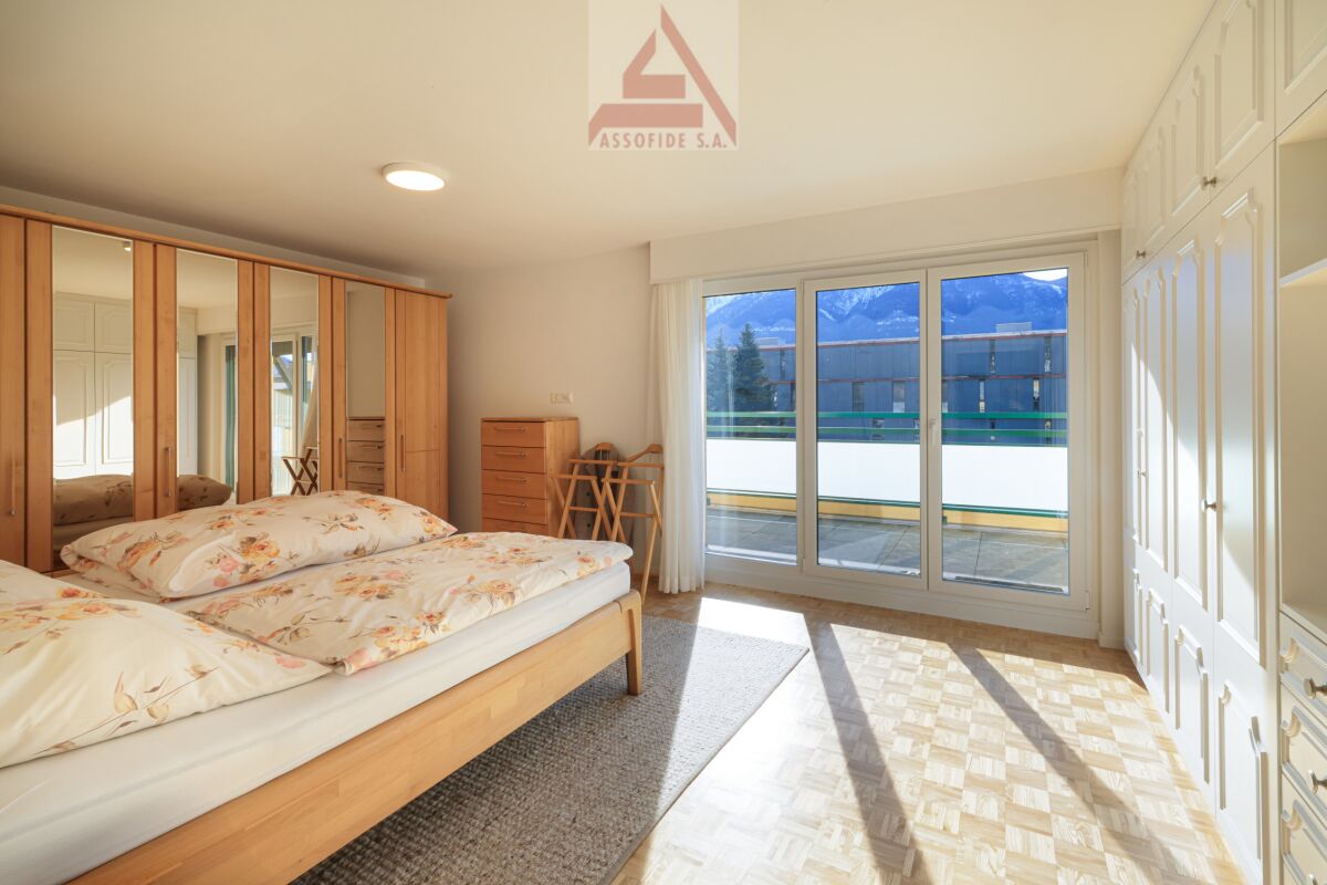 Schlafzimmer mit Balkon und Einbauschränken