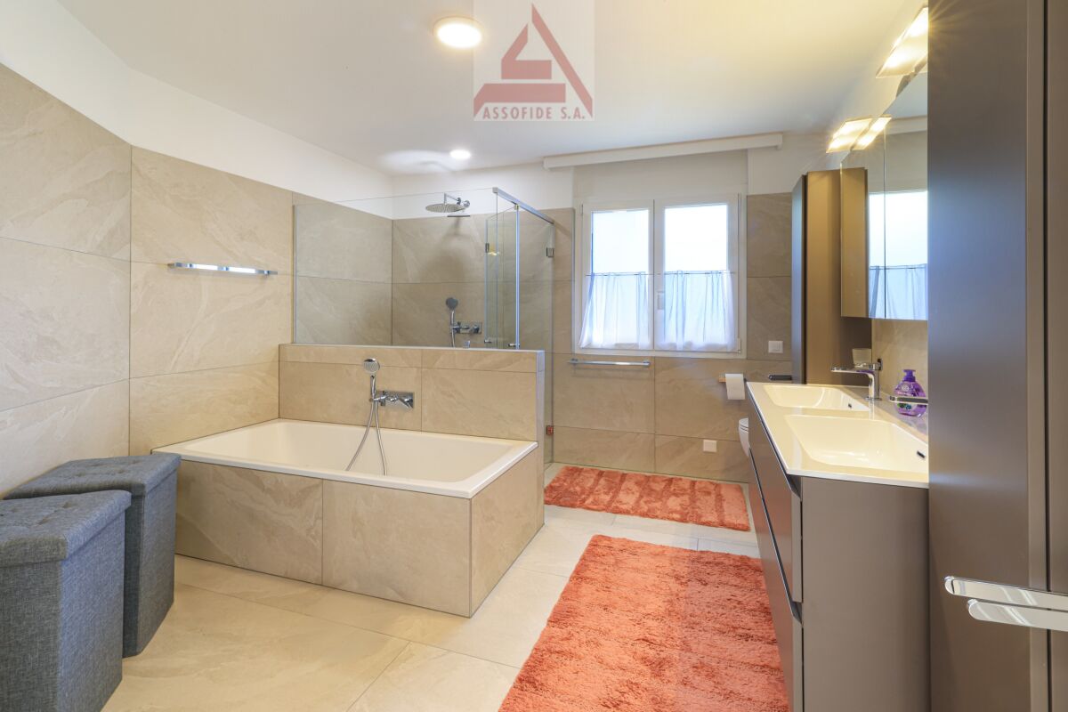 Modernes Badezimmer mit Badewanne und Doppelwaschtisch
