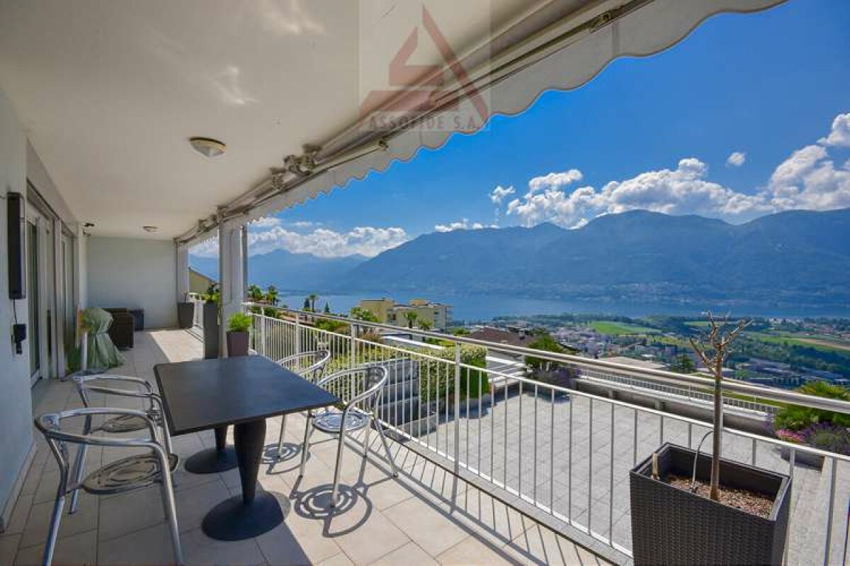 Balkon mit Seeblick und Bergpanorama