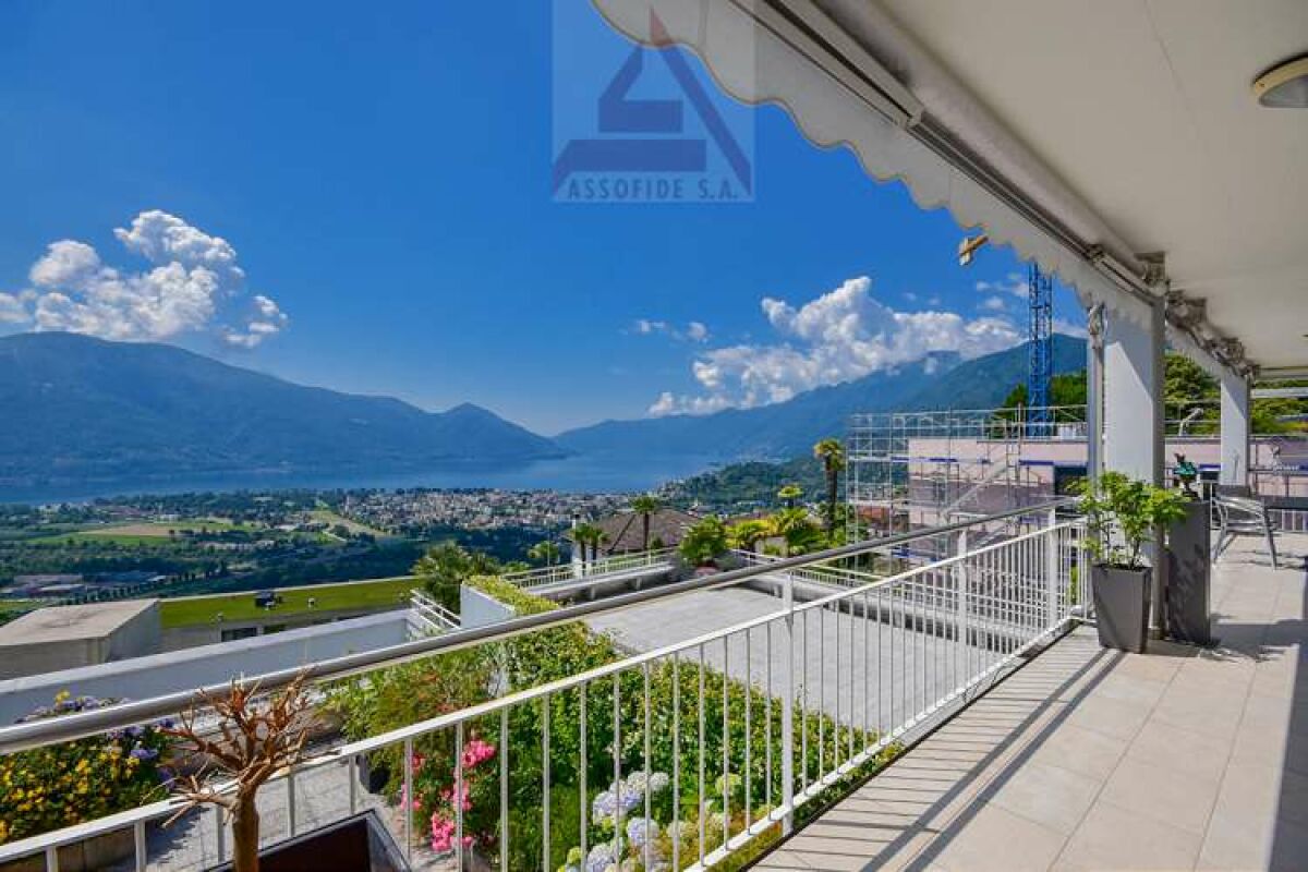 Balkon mit Seeblick und Bergpanorama