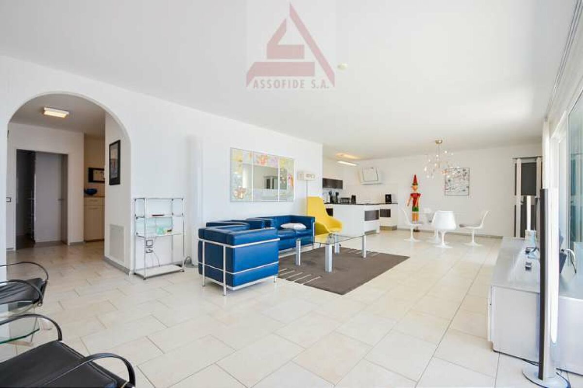 Helles, offenes Wohnzimmer mit Sitzbereich und Blick in den Ess- und Küchenbereich