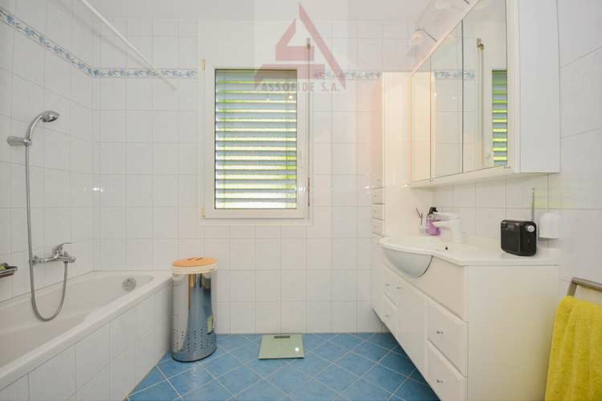 Badezimmer mit Badewanne und Waschtisch
