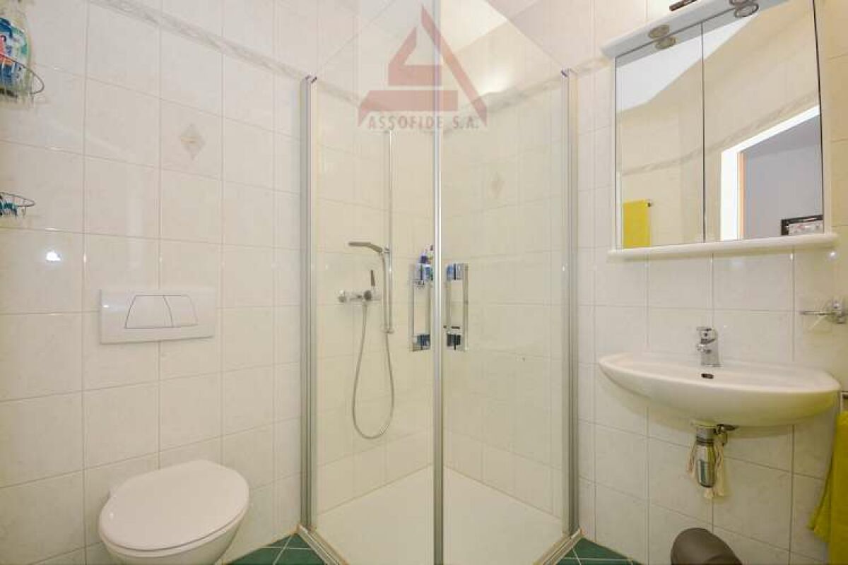 Kleines helles Badezimmer mit Dusche, WC und Waschbecken