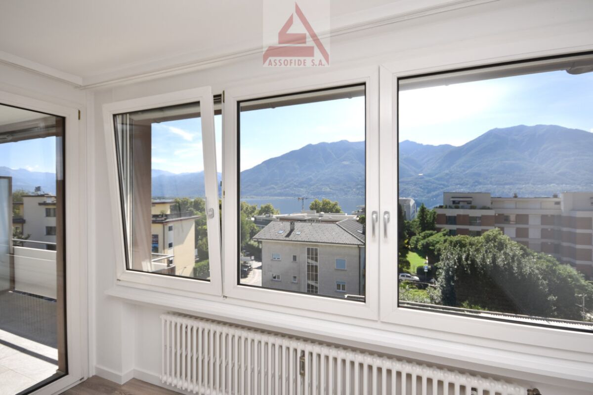Heller Wohnraum mit Panoramablick