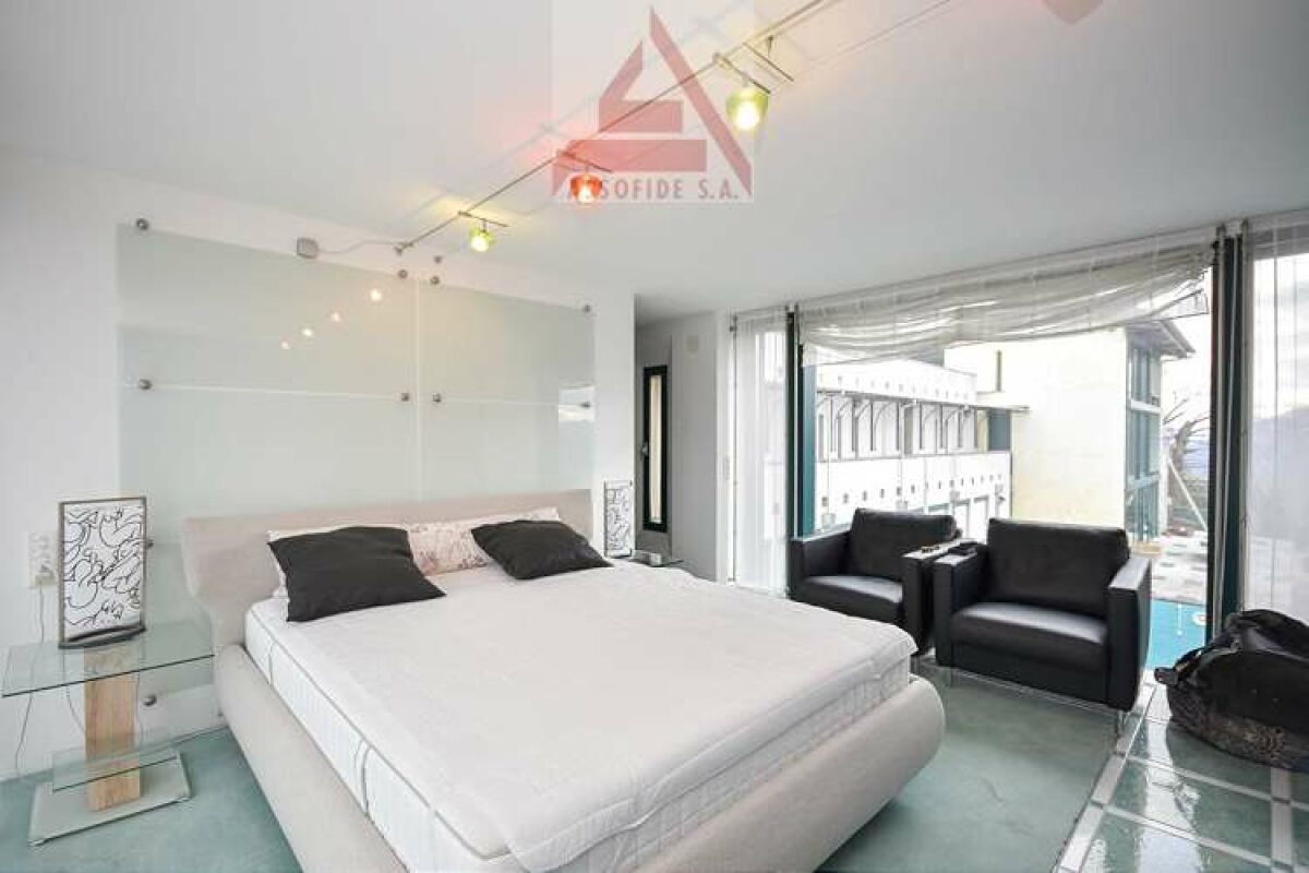 Modernes Schlafzimmer mit Balkonblick