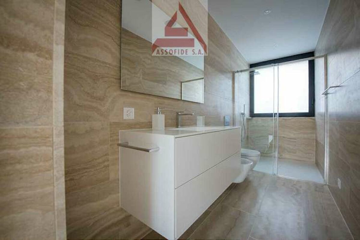 Modernes Badezimmer mit Walk-in-Dusche