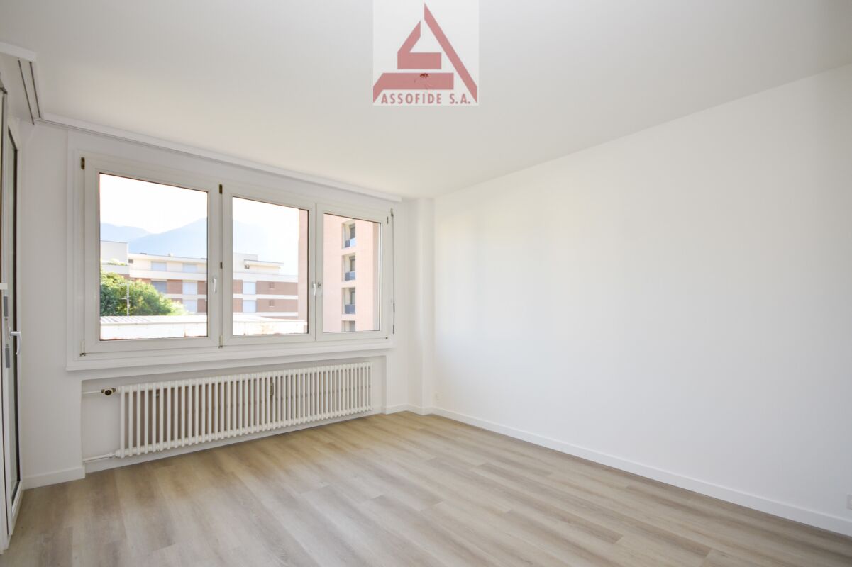 Leerer heller Wohnraum mit Fensterfront