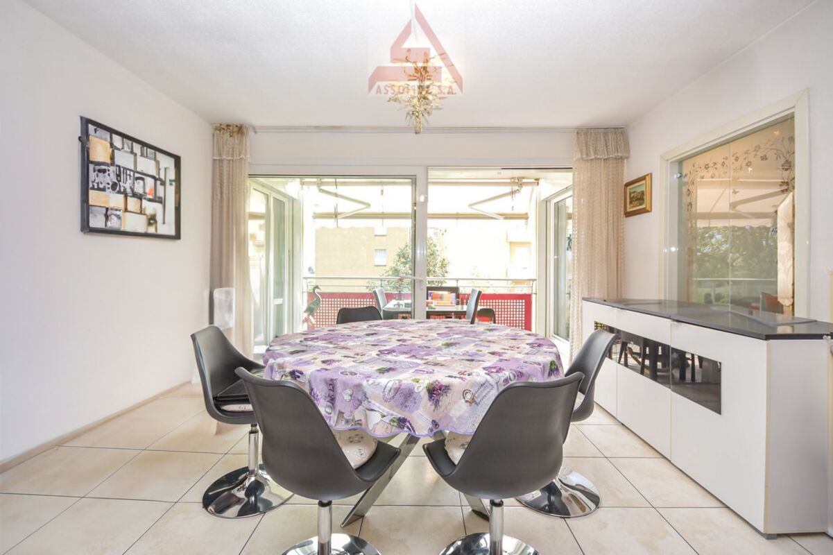 Heller Essbereich mit Zugang zum Balkon