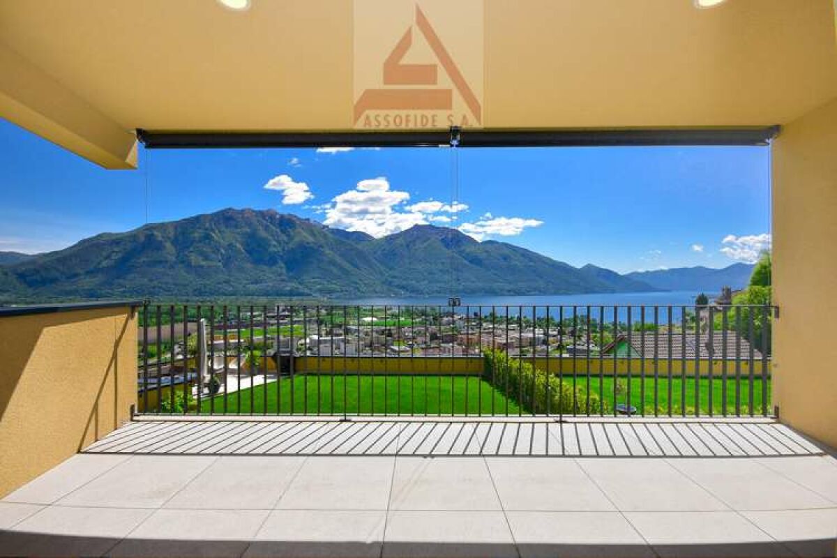 Balkon mit Panoramablick auf See und Berge