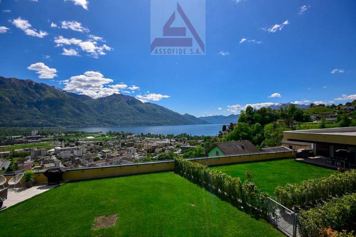 Seeblick von einer Terrasse mit Garten