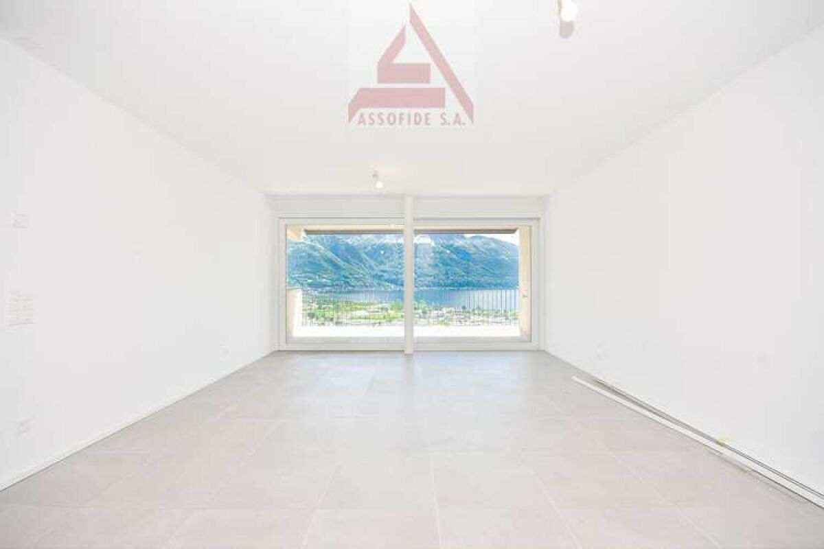 Heller leerer Raum mit Balkonblick