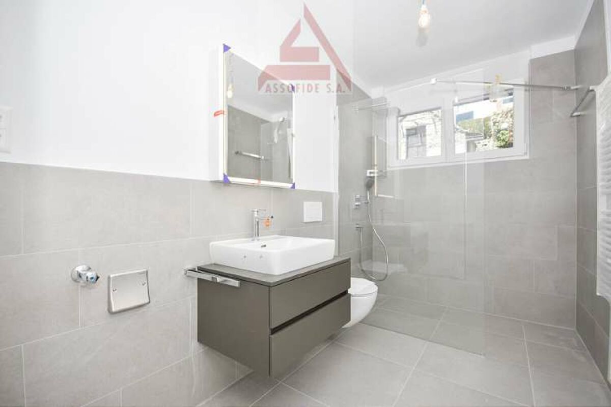 Modernes Badezimmer mit Dusche und Waschtisch