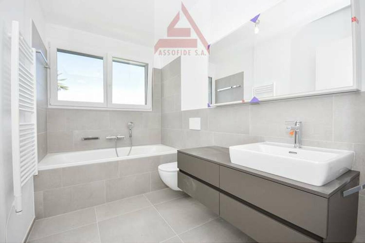 Modernes Badezimmer mit Badewanne und Waschtisch