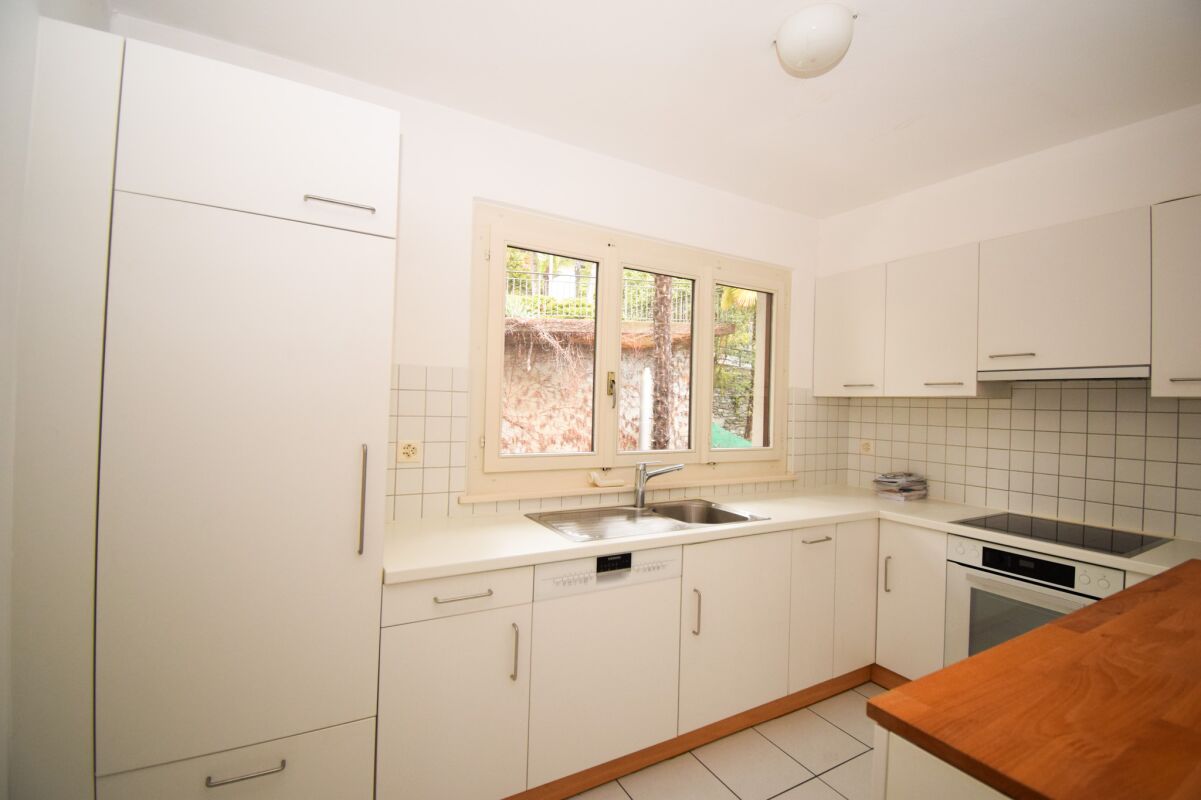 Helle Einbauküche mit Fenster