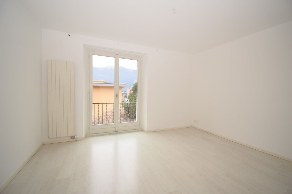Heller leerer Wohnraum mit Balkonblick