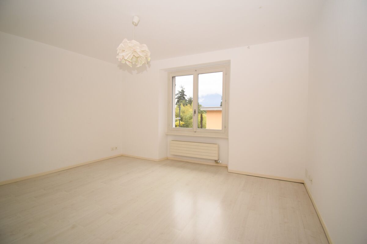 Heller leerer Raum mit Fenster und Heizung
