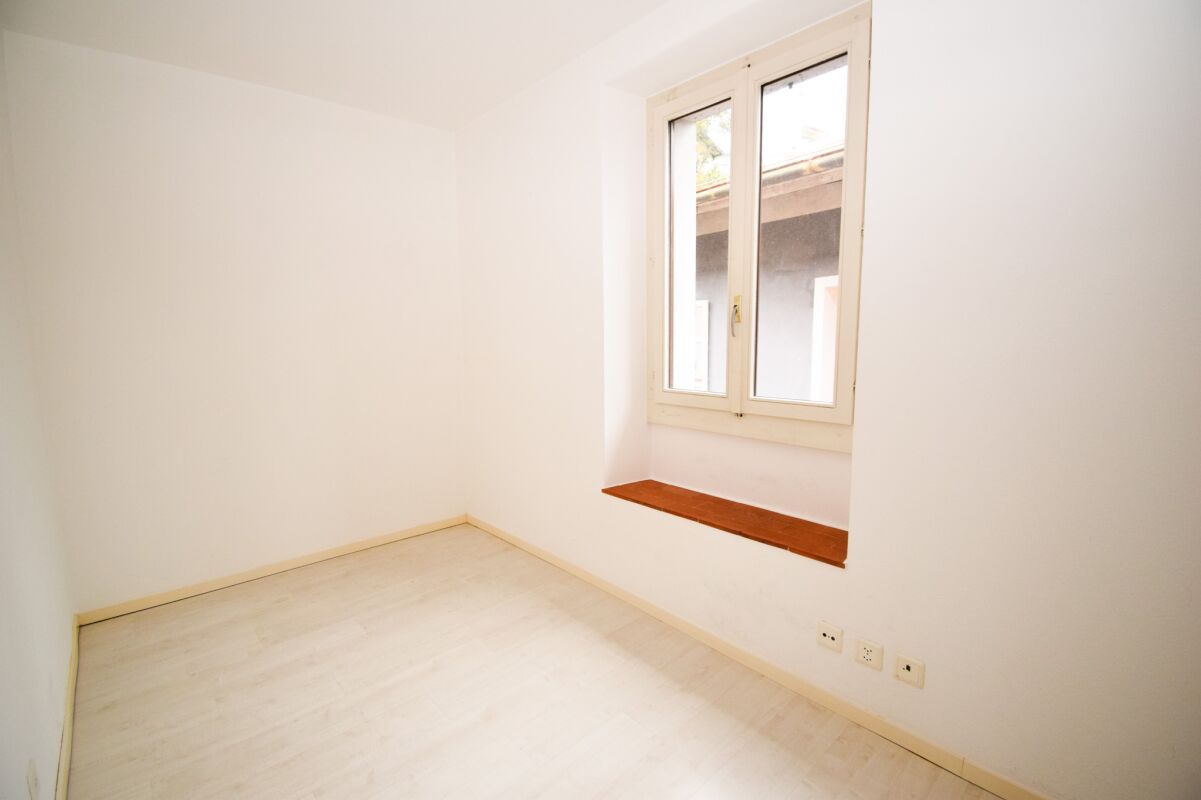 Heller leerer Raum mit Fenster