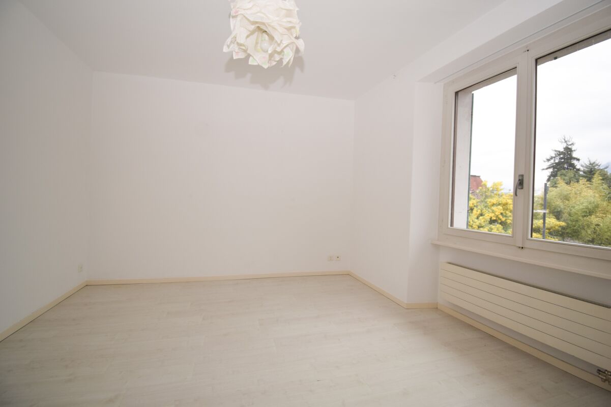 Heller leerer Raum mit Fenster