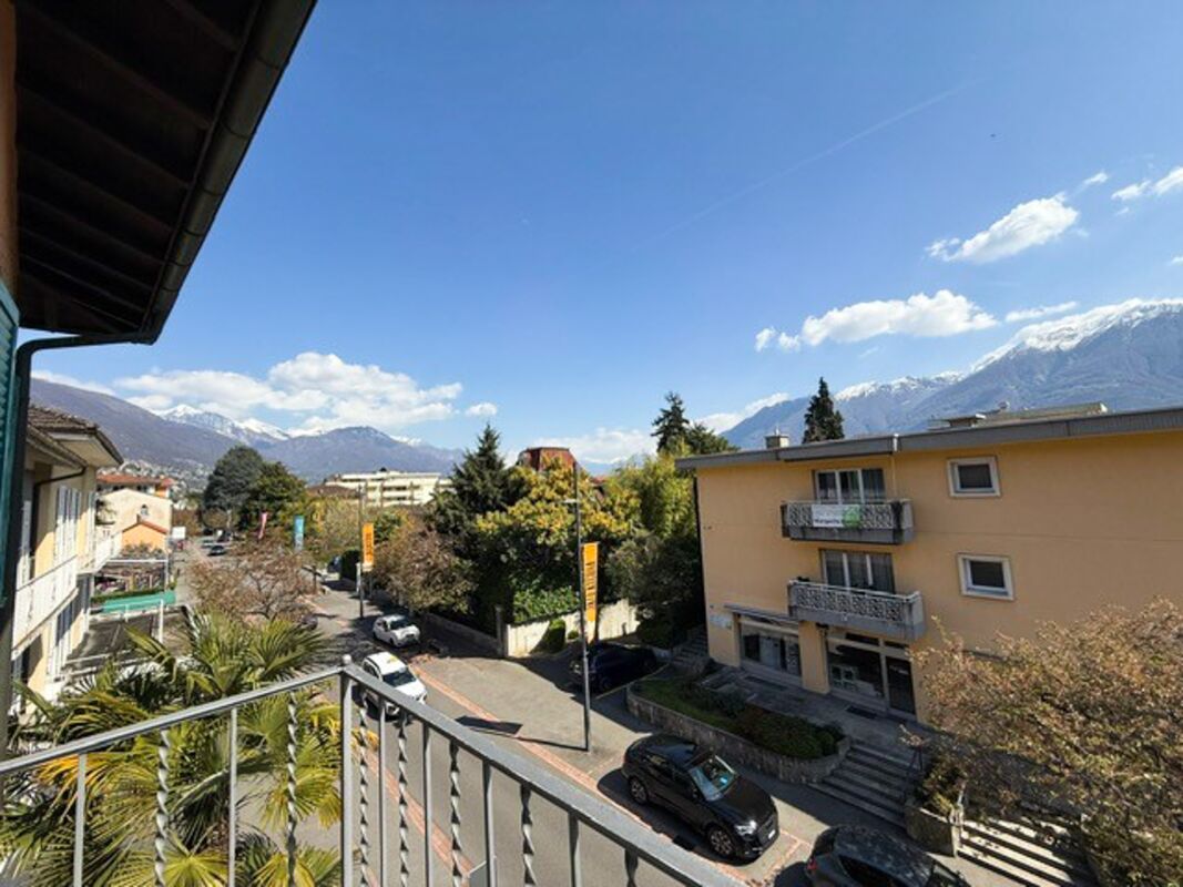 Balkonblick auf Straße und Berge