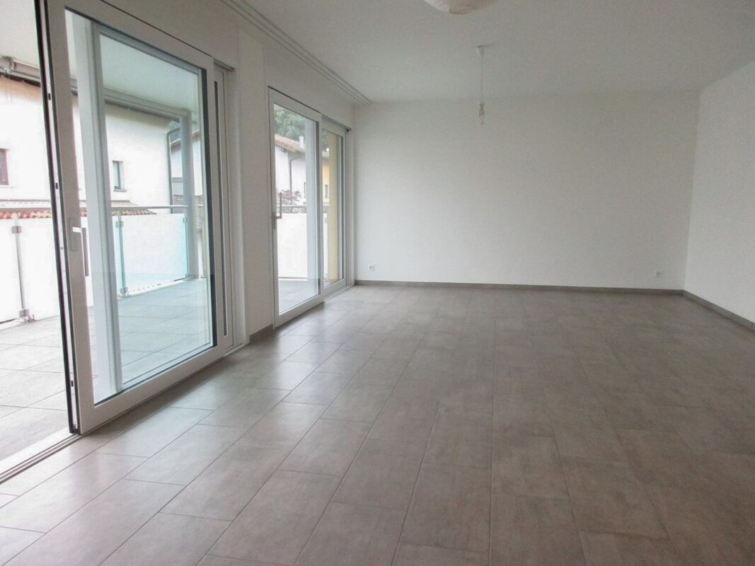 Leerer heller Wohnraum mit Terrassenzugang