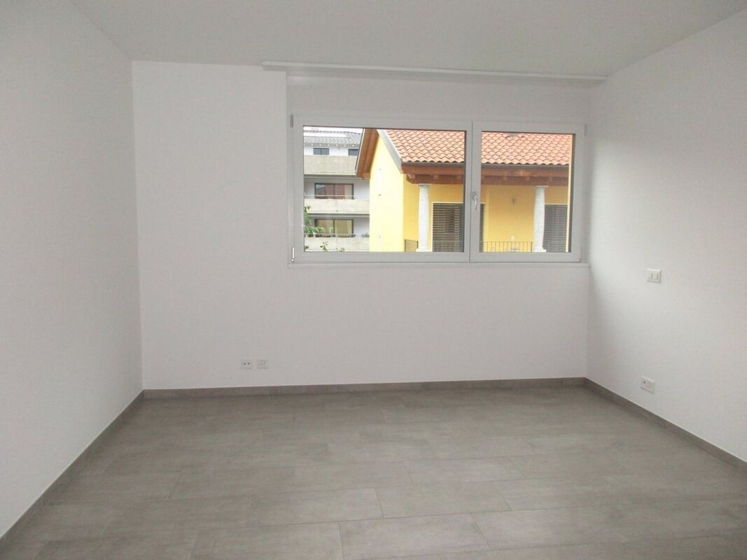 Leerer, heller Raum mit Fenster