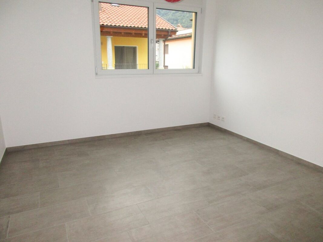 Leerer heller Raum mit Fenster