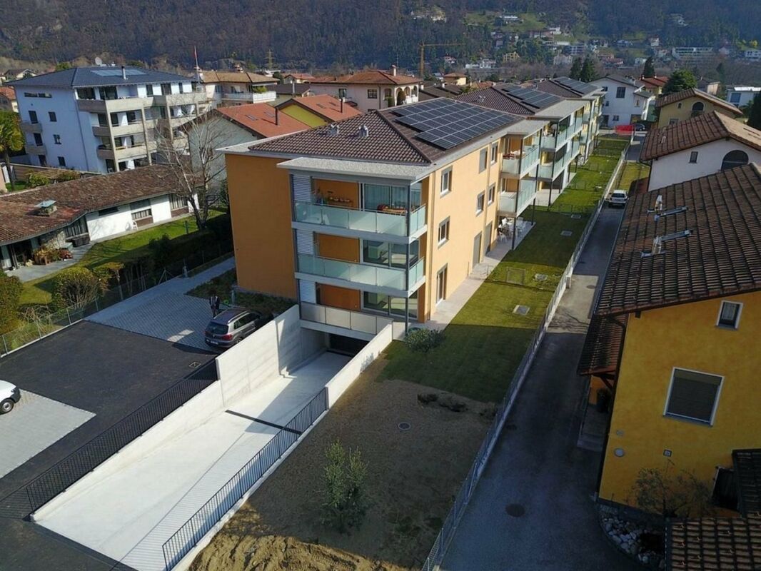 Mehrfamilienhaus mit Solardach und Balkonen