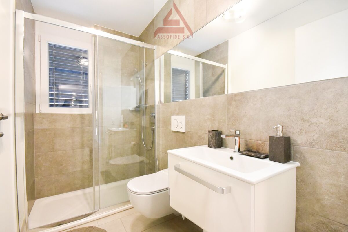 Modernes Badezimmer mit Walk-in-Dusche und wandhängendem WC