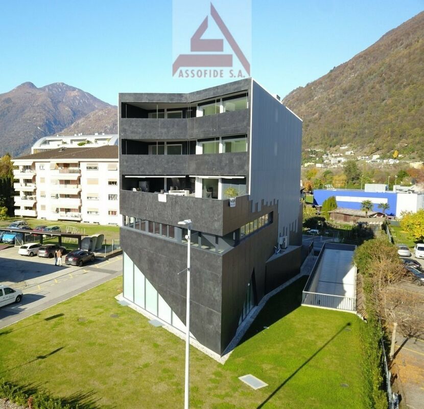 Modernes Büro-/Geschäftsgebäude in alpiner Umgebung