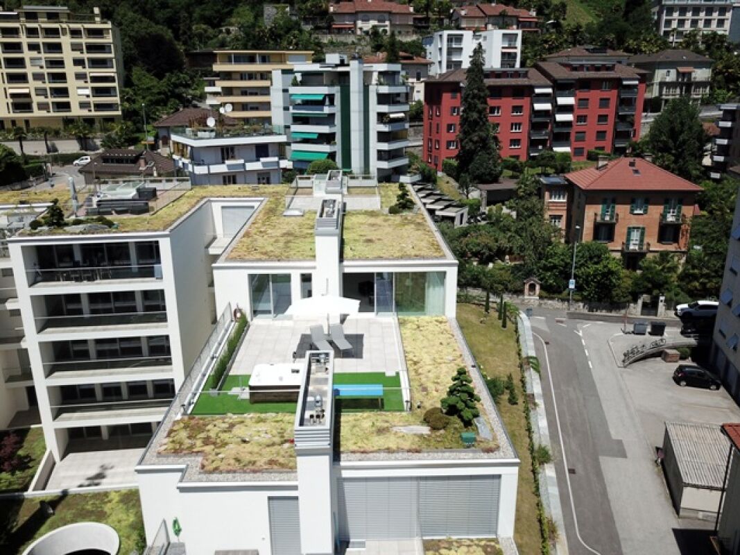 Dachterrasse auf modernem Mehrfamilienhaus mit Stadtblick