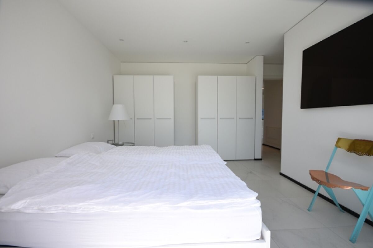 Helles Schlafzimmer mit minimalistischer Einrichtung