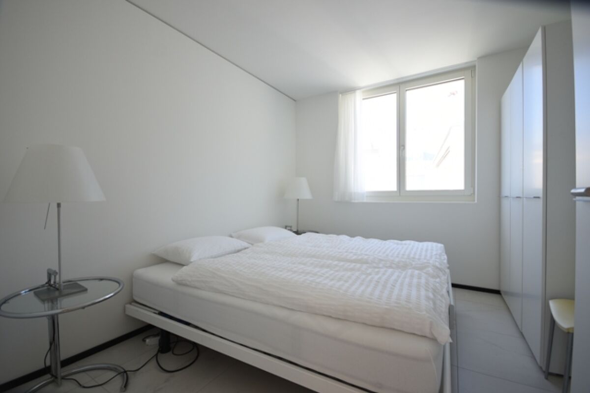 Helles Schlafzimmer mit schlichtem Doppelbett