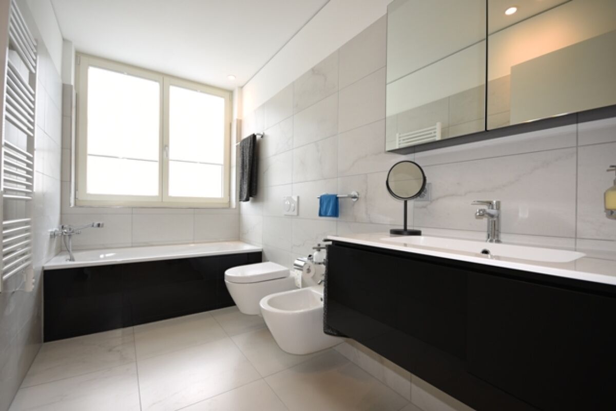 Modernes Badezimmer mit Wanne, Doppelwaschbecken und Bidet