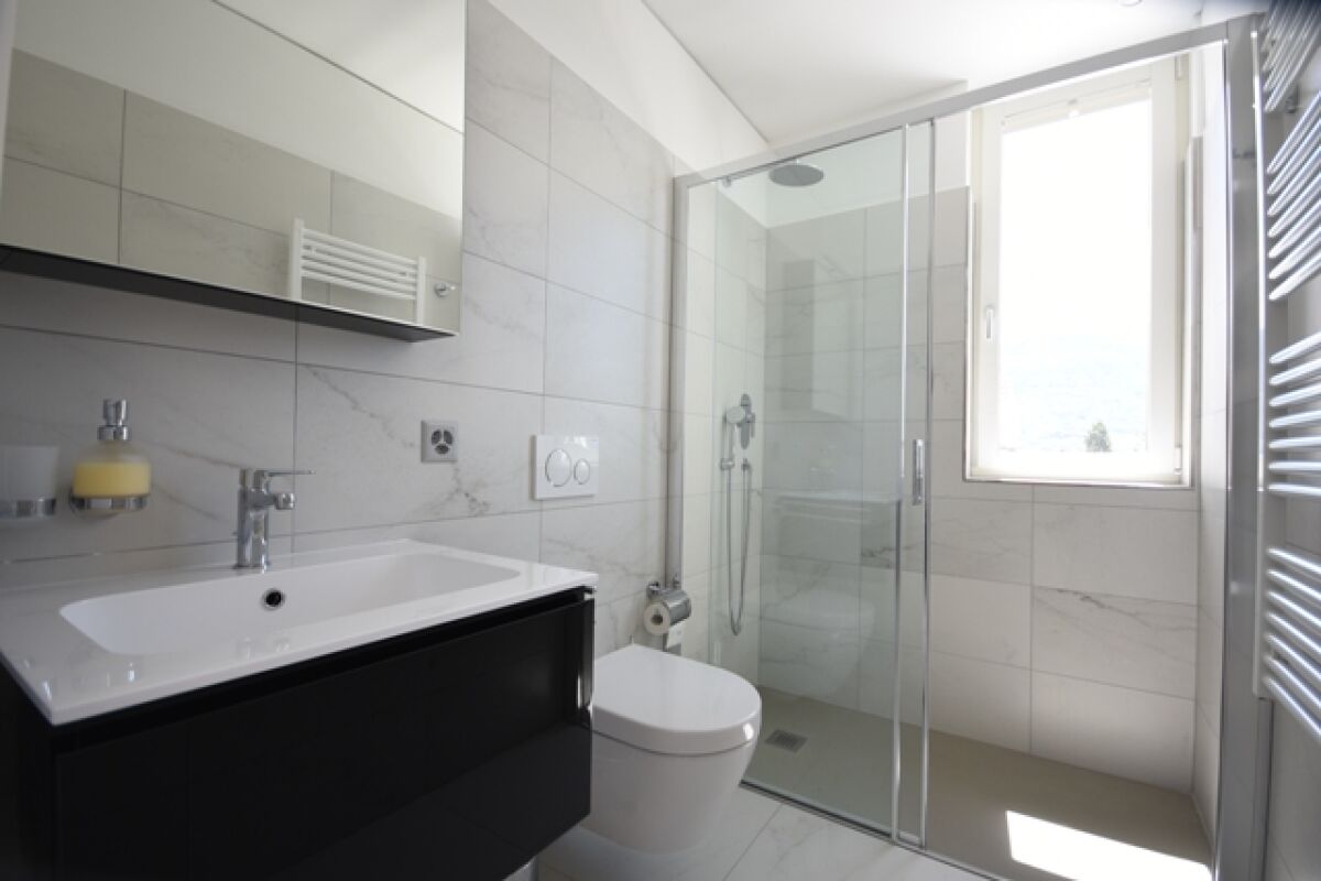 Modernes Badezimmer mit Dusche und Waschplatz