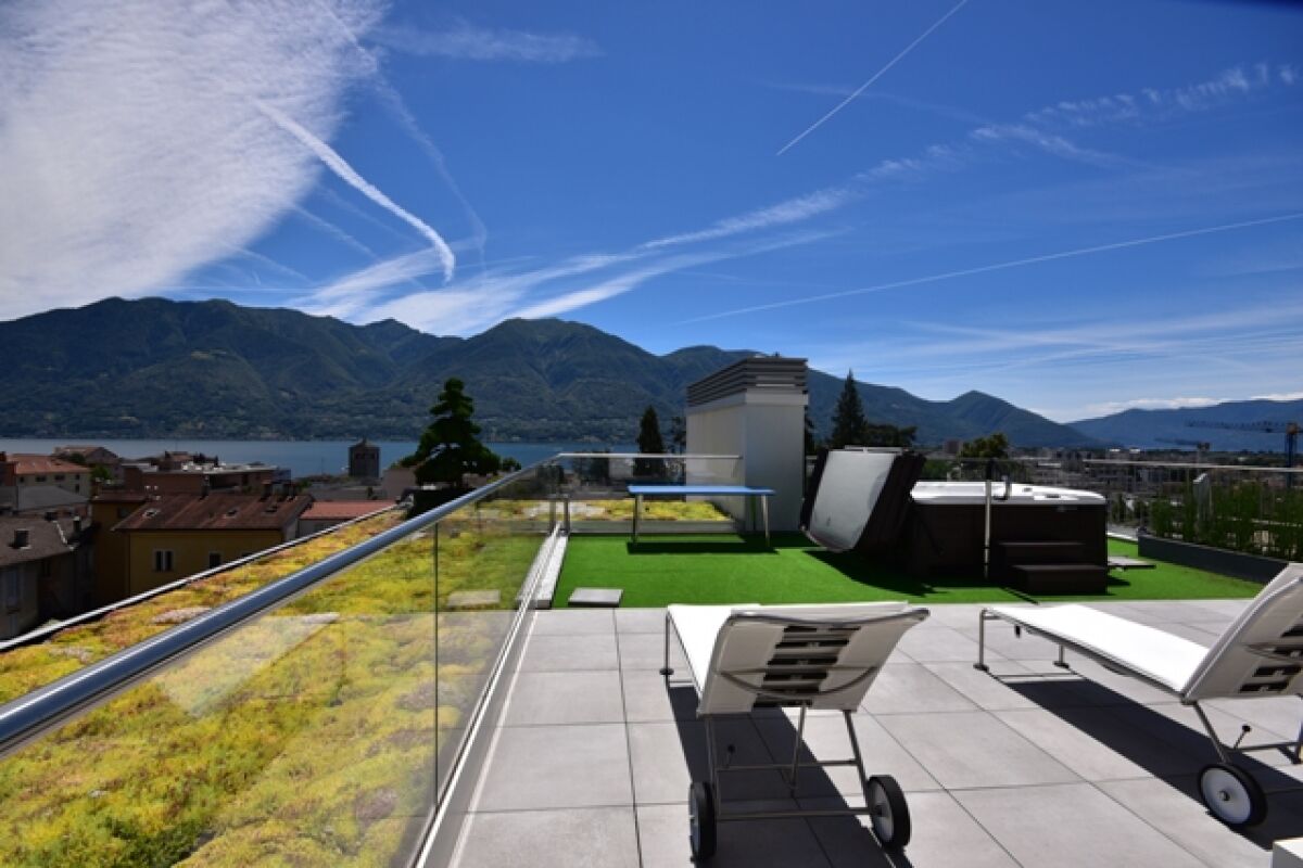Dachterrasse mit Whirlpool und Bergsee-Blick