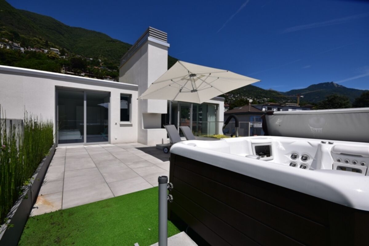 Dachterrasse mit Whirlpool und Bergkulisse