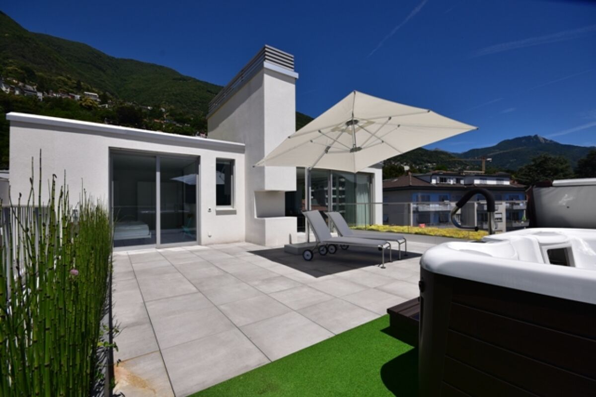 Moderne Dachterrasse mit Whirlpool