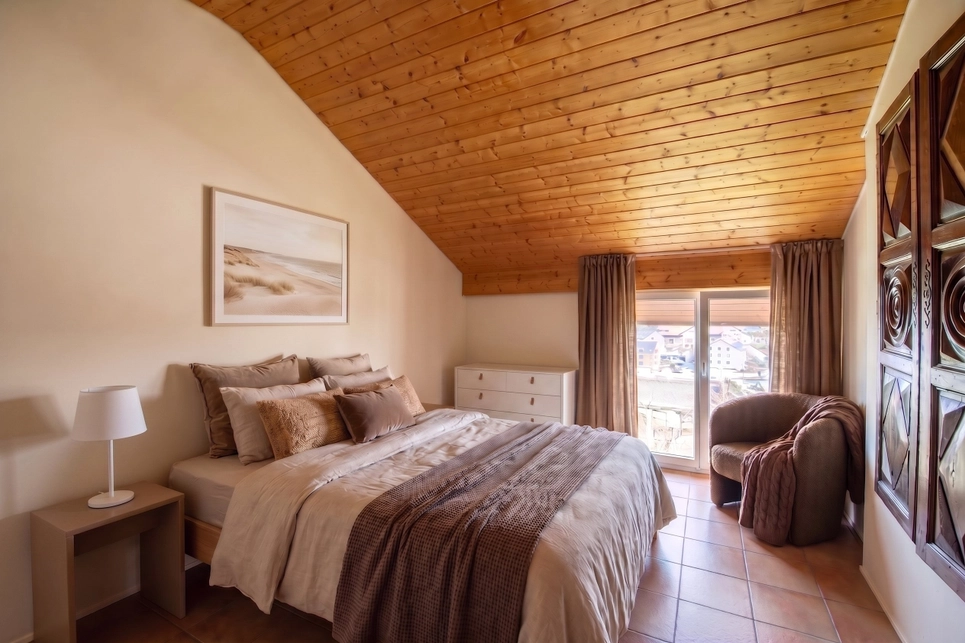 Gemütliches Schlafzimmer mit Holzdecke