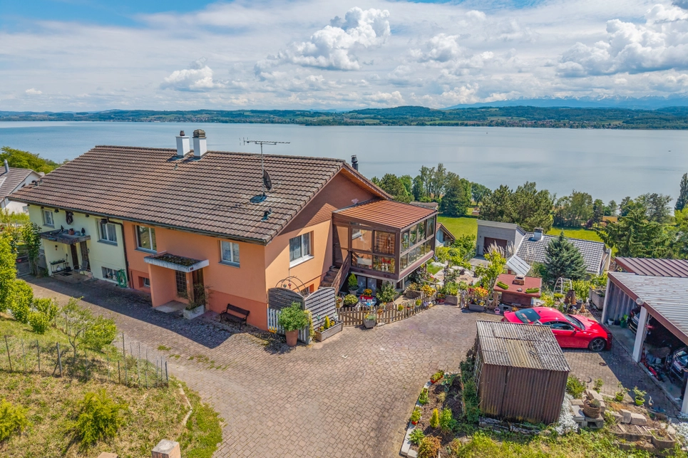Seeblick auf ein Wohnhaus mit großem Grundstück