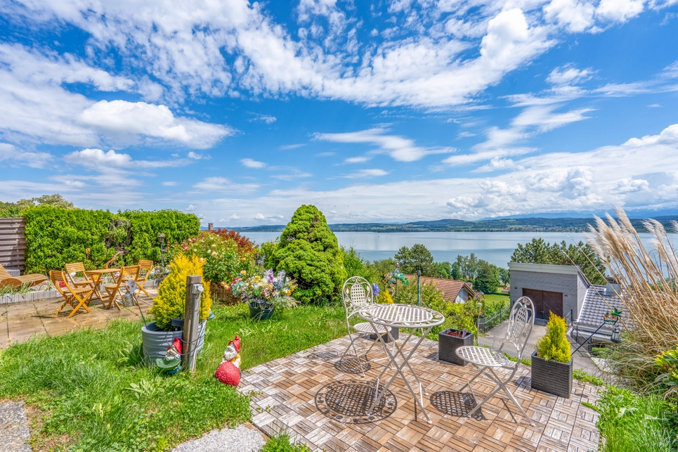 Gepflegte Gartenterrasse mit Seeblick